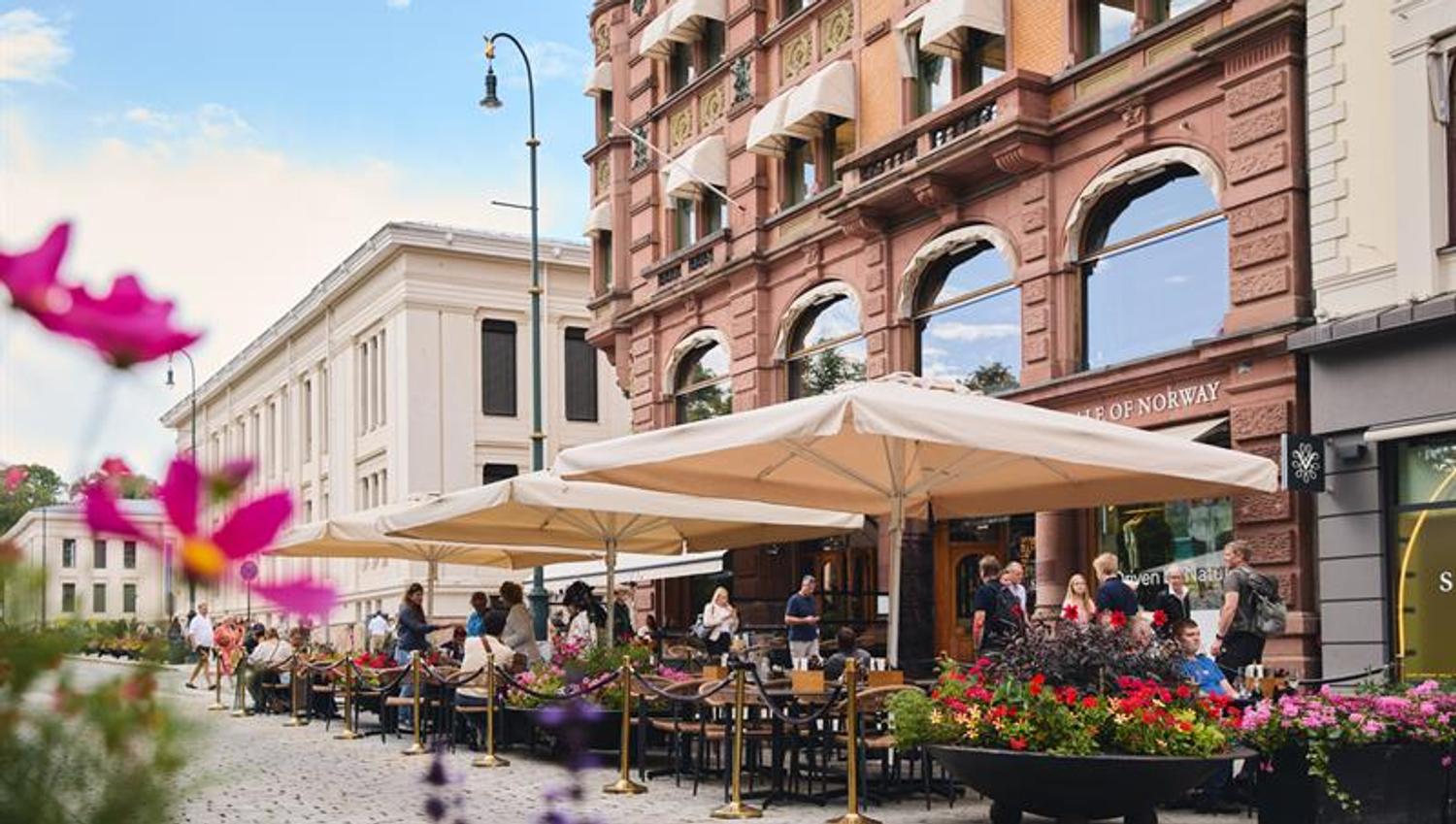 Fasade med uteservering i Karl Johans gate