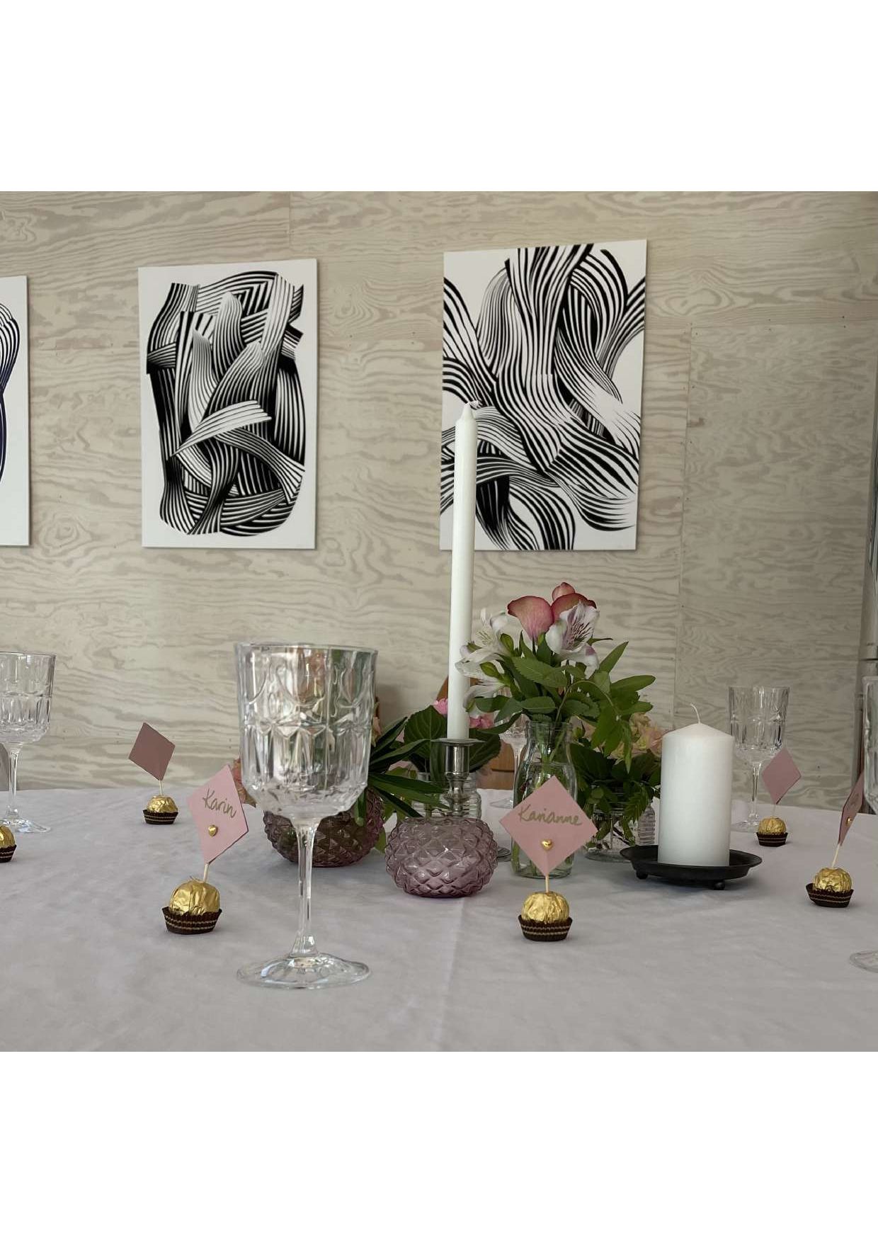 pyntet bord med blomster, lyst og navnelapper