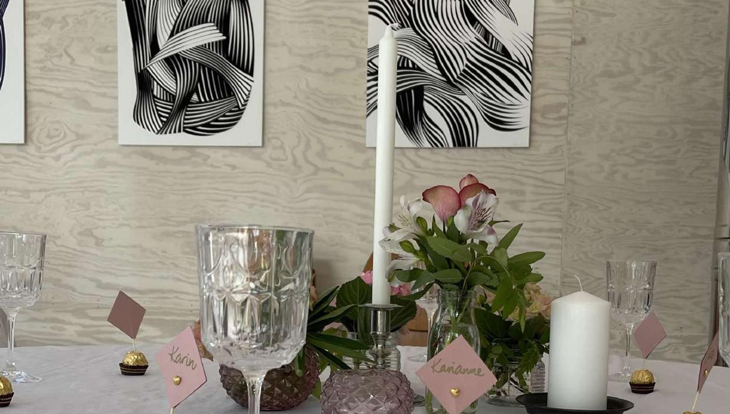 pyntet bord med blomster, lyst og navnelapper