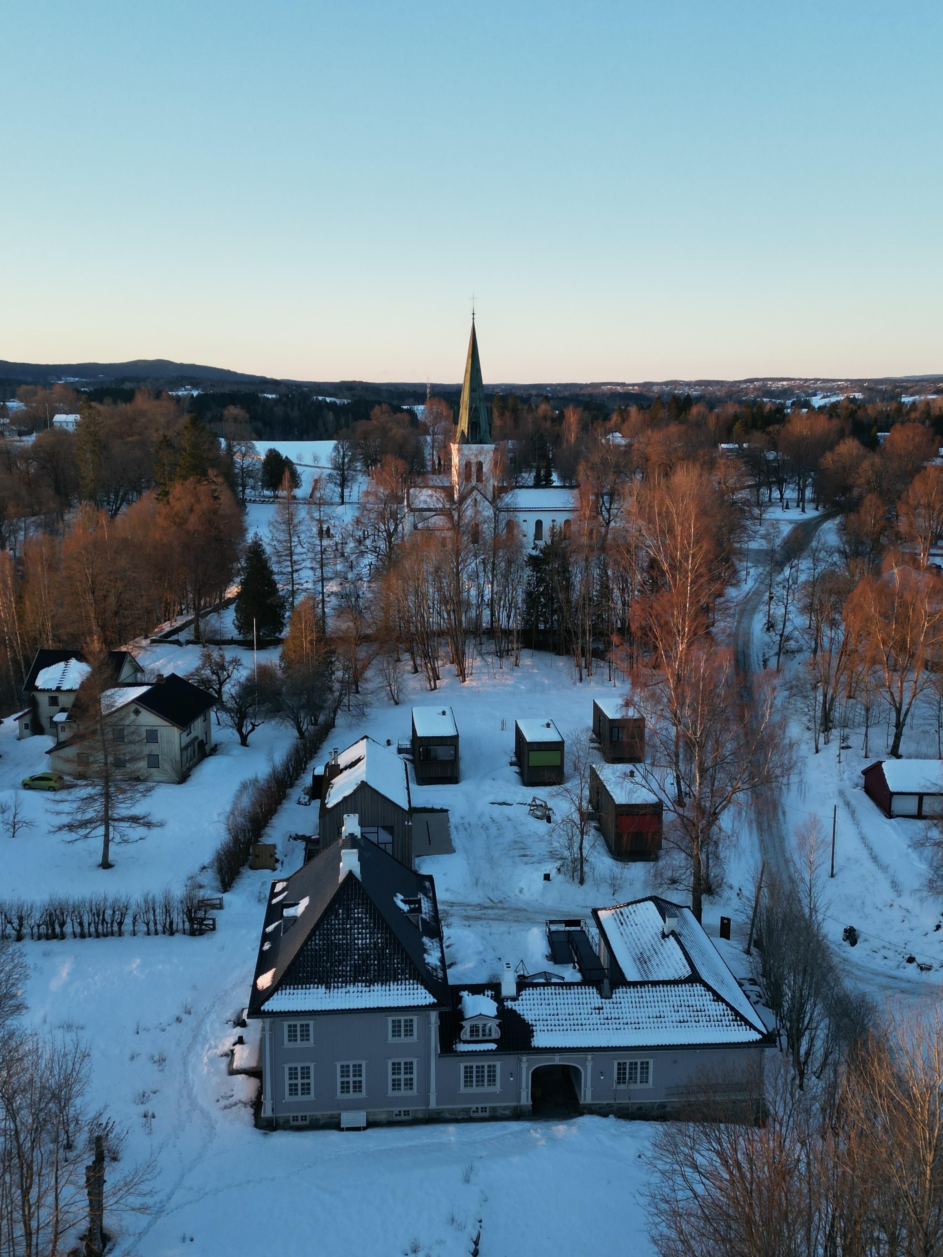 bygninger med en kirke i bakgrunn