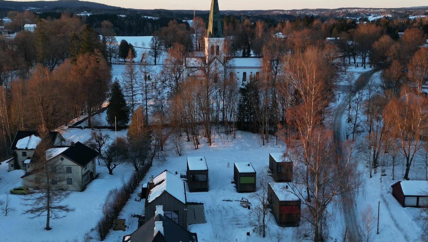 bygninger med en kirke i bakgrunn