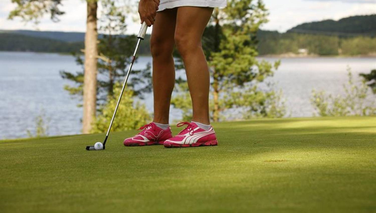 Woman playing golf at Skjeberg Golf Club. Photo.