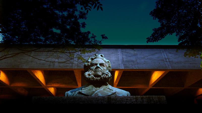 The Ibsen bust in front of the Ibsenhuset in Skien