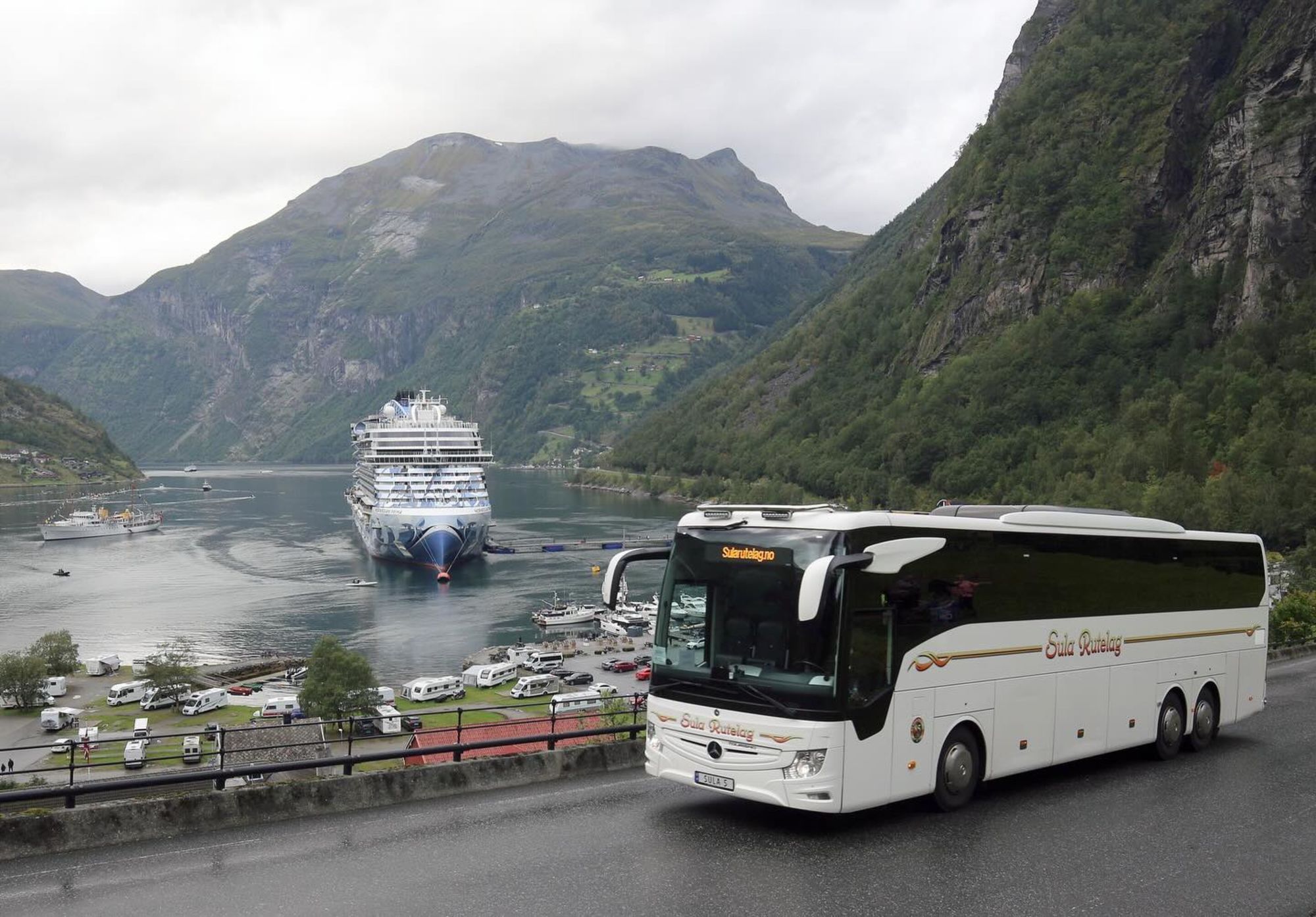 Sula Rutelag med buss i Geiranger.