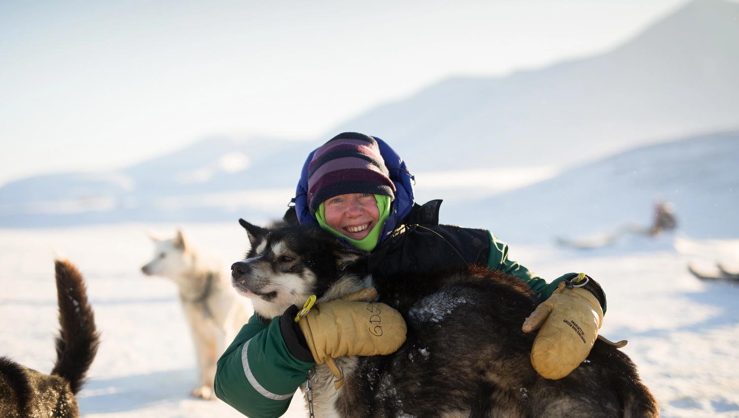 Gjest som koser med en hund
