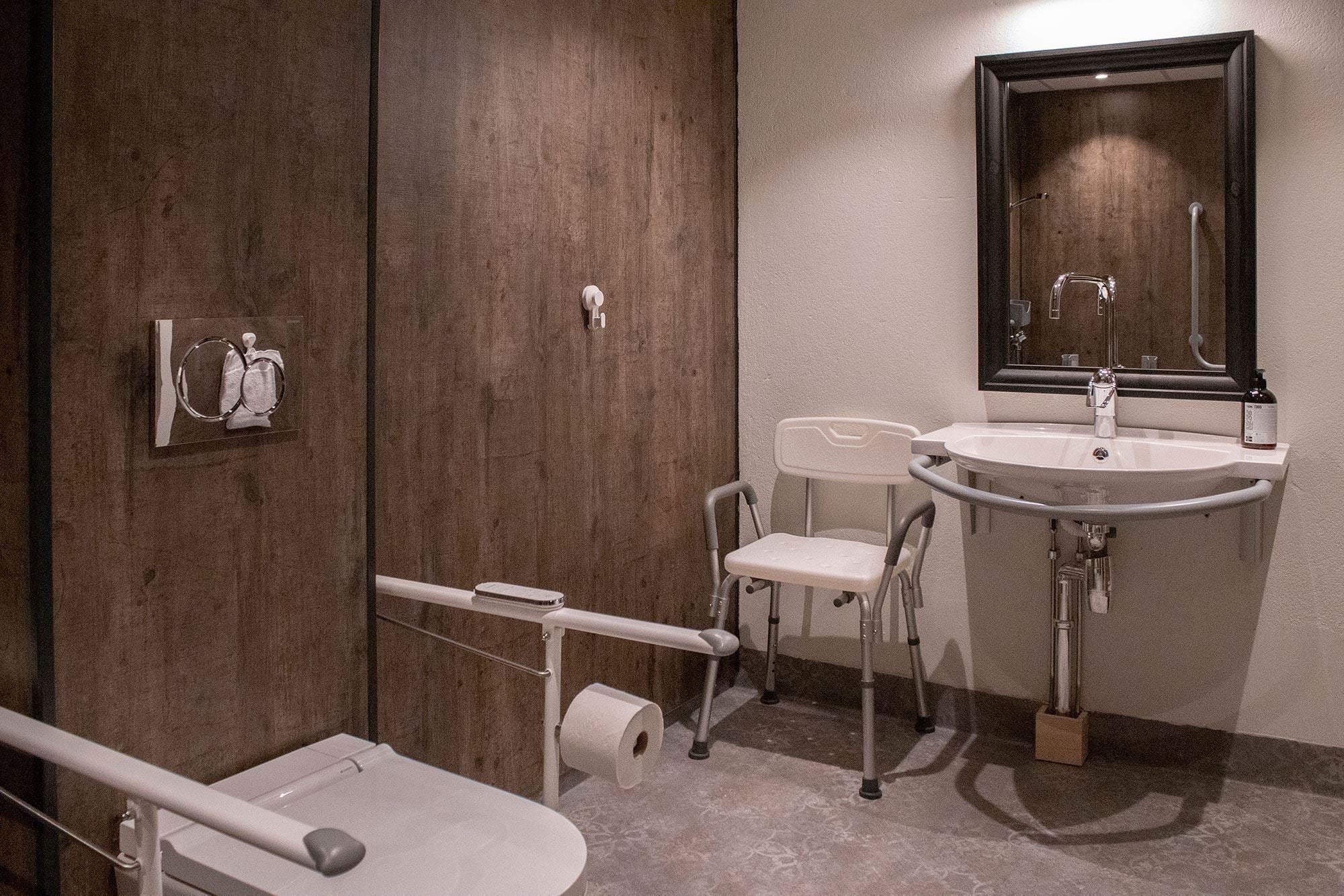 Ein Badezimmer mit Waschbecken und Toilette.