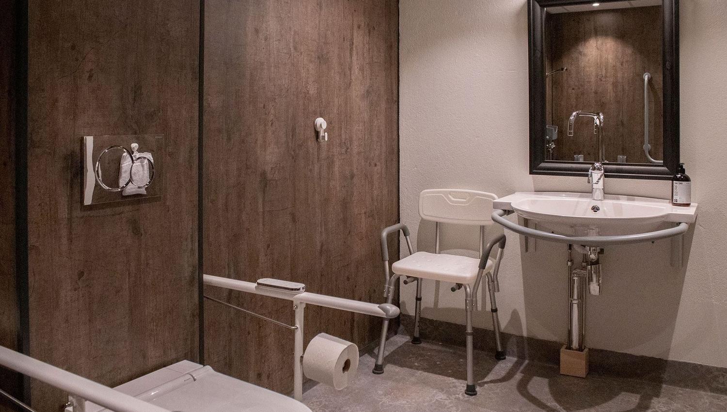 Ein Badezimmer mit Waschbecken und Toilette.