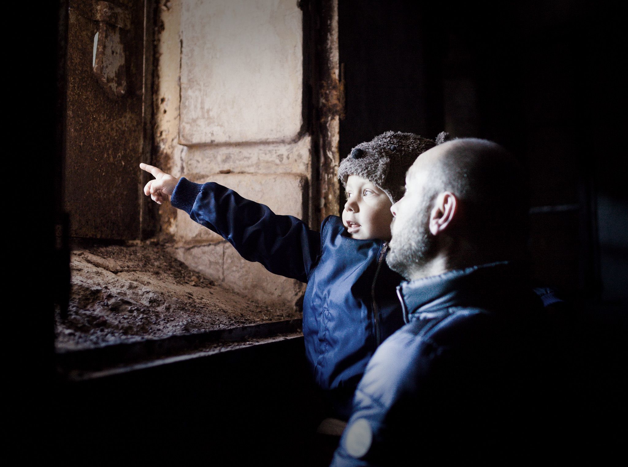 a child pointing