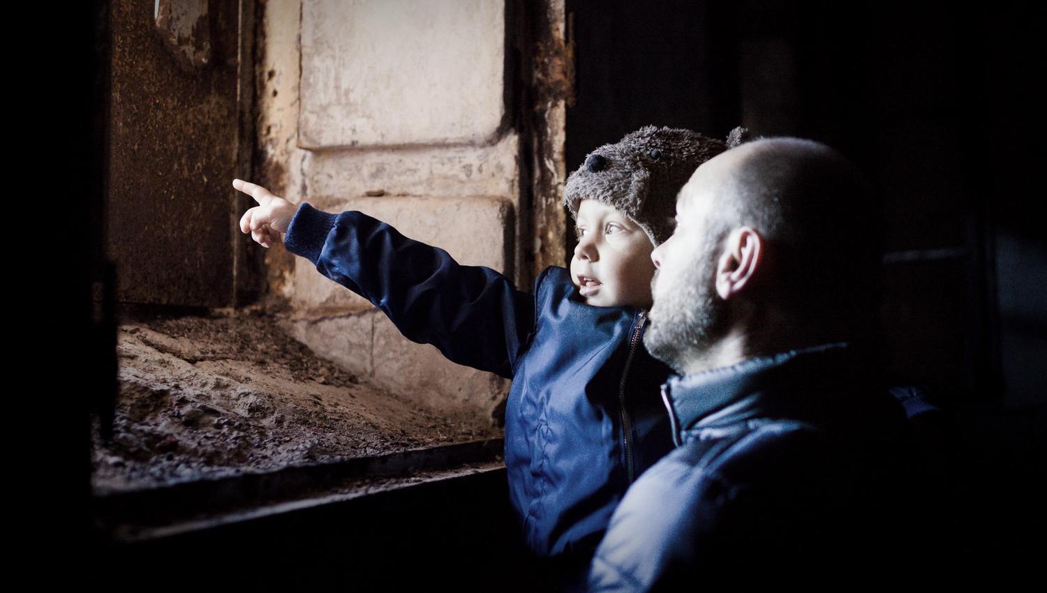 a child pointing