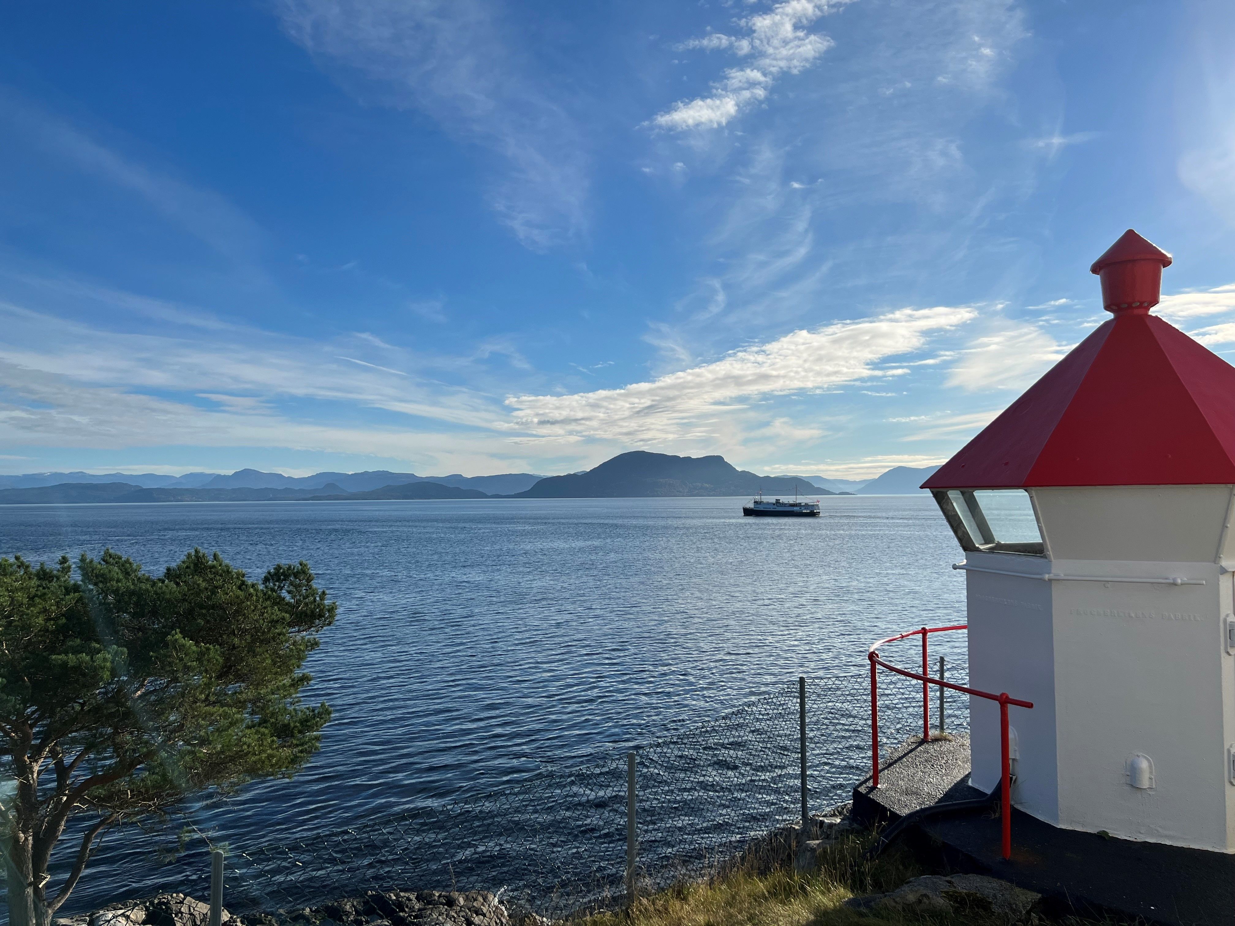 Utsikt mot fjorden frå Leirvik fyr