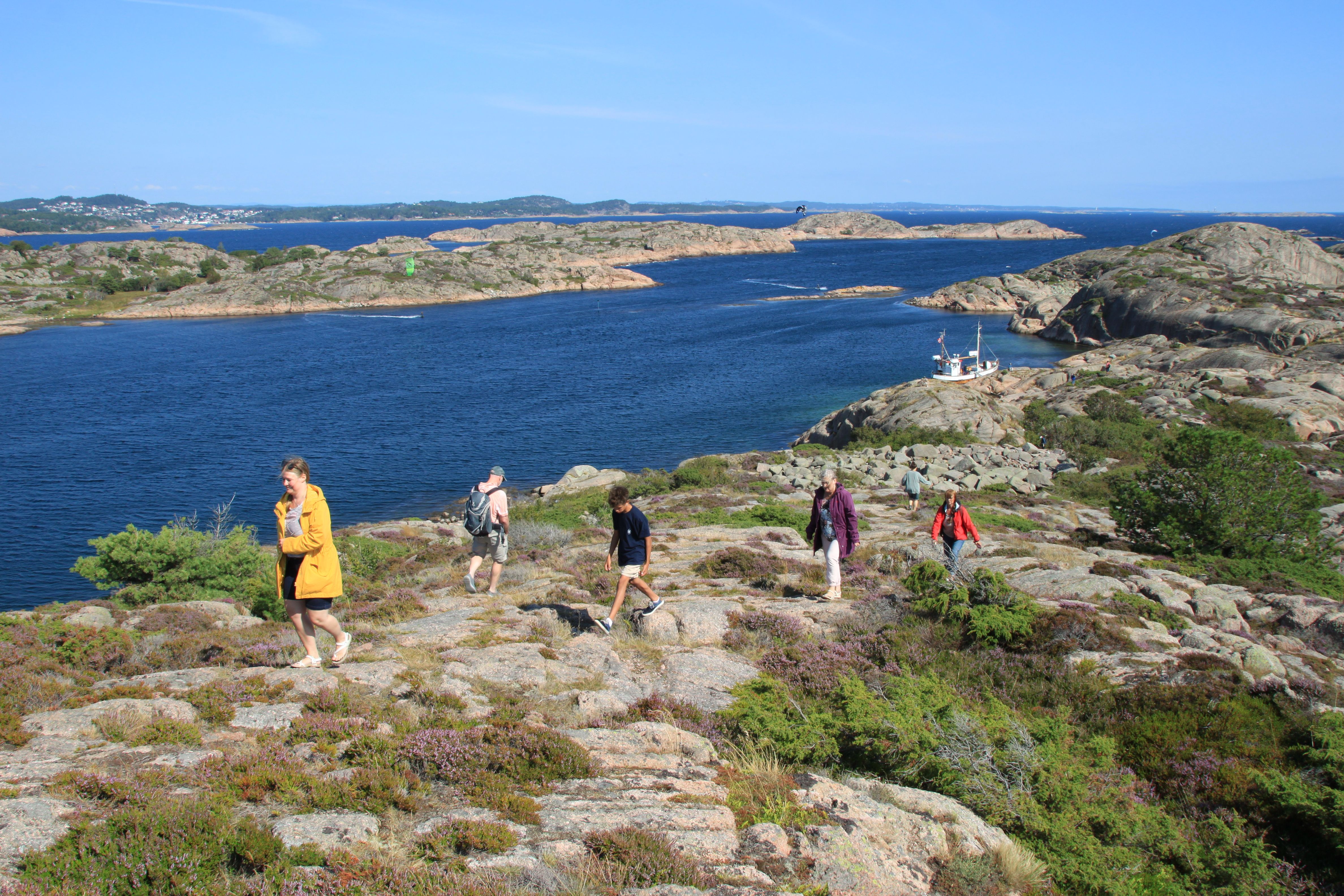 Mennsker på tur på en øy