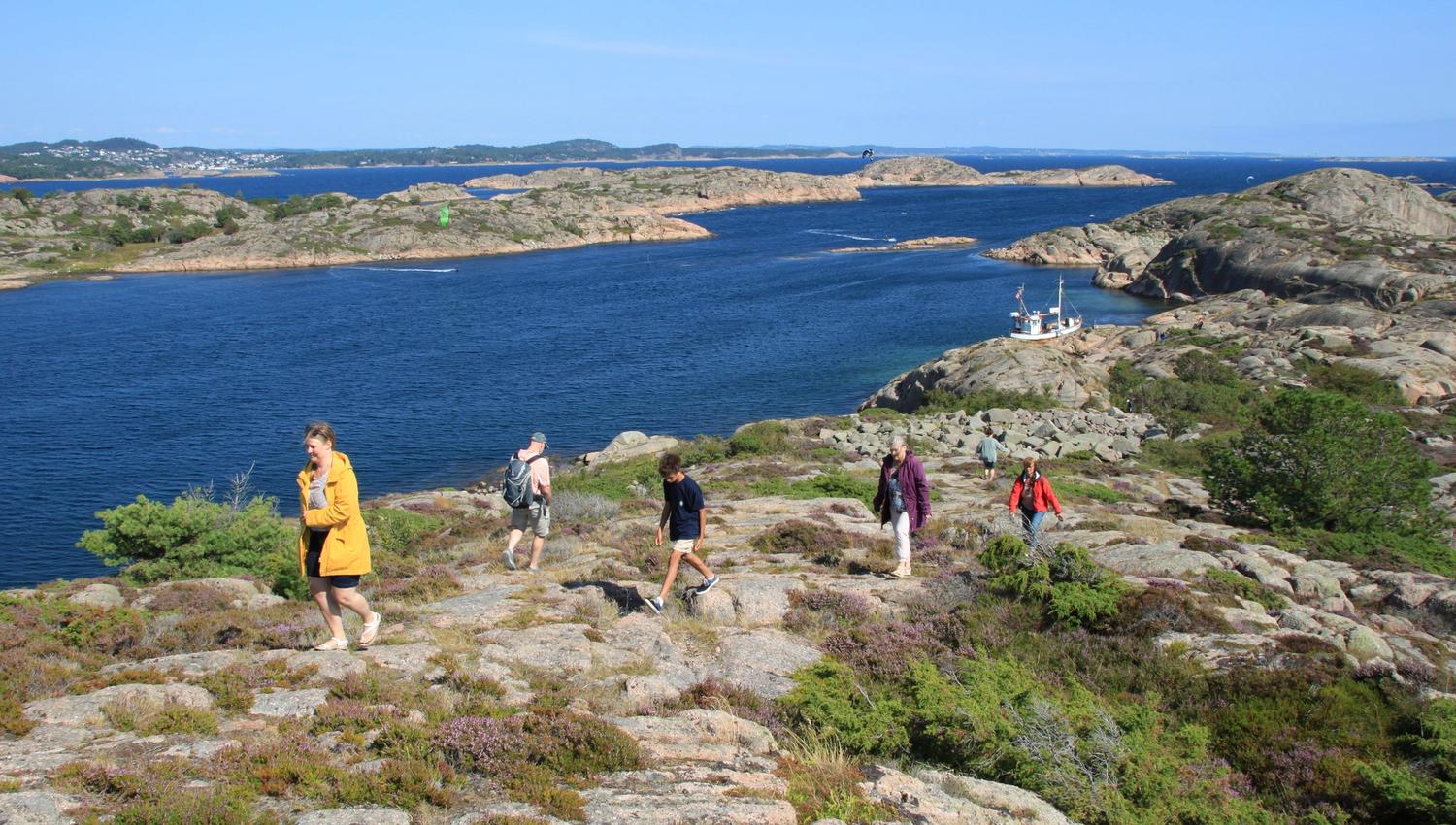 Mennsker på tur på en øy