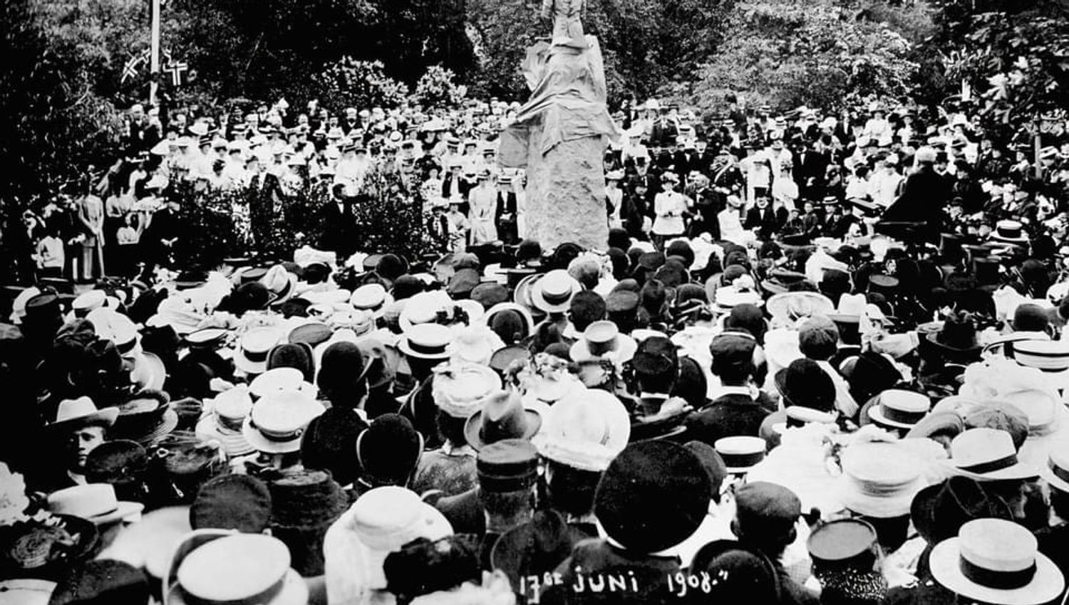 Avdukingen av Wergelandsstatuen i1908