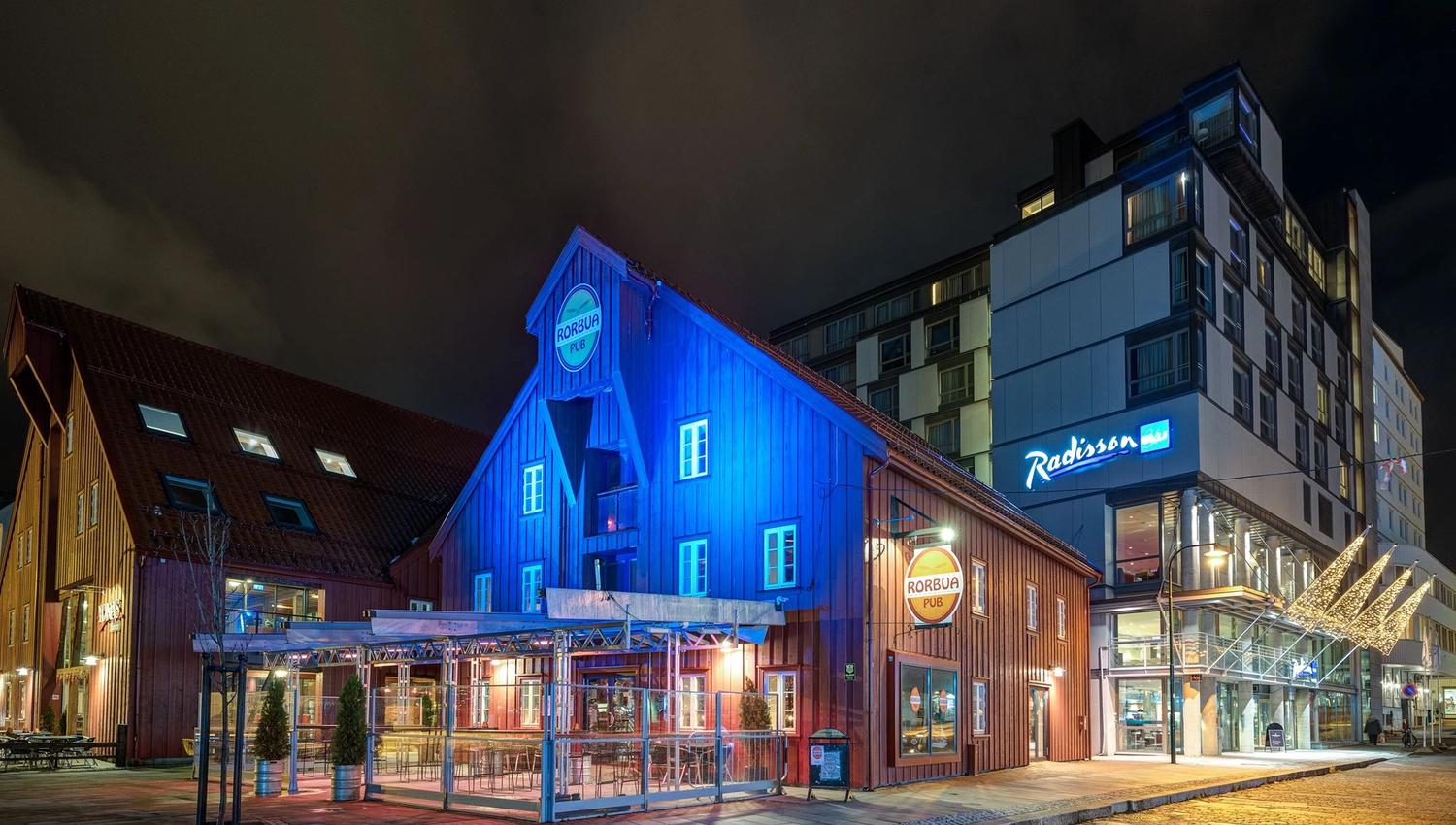 Rorbua in blue light