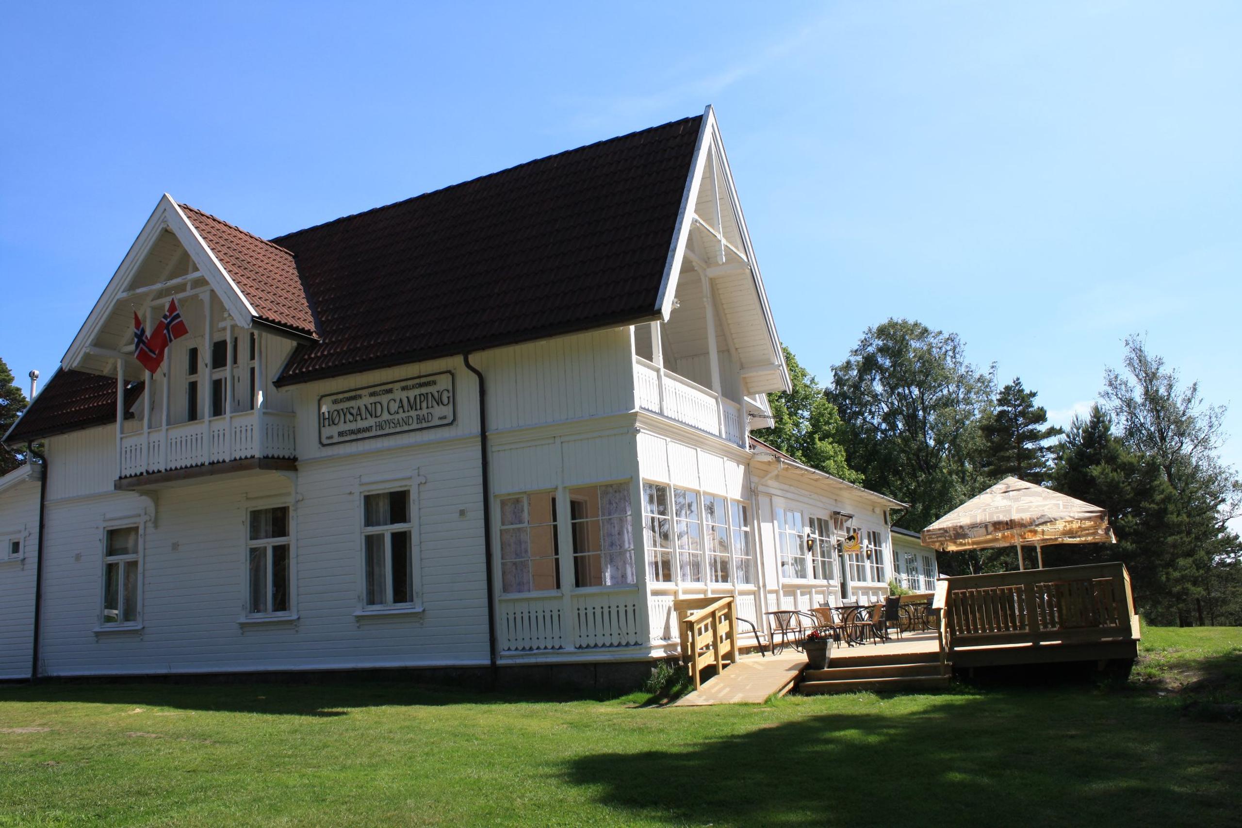 Det hvite hovedhuset på Høysand Camping. Foto.