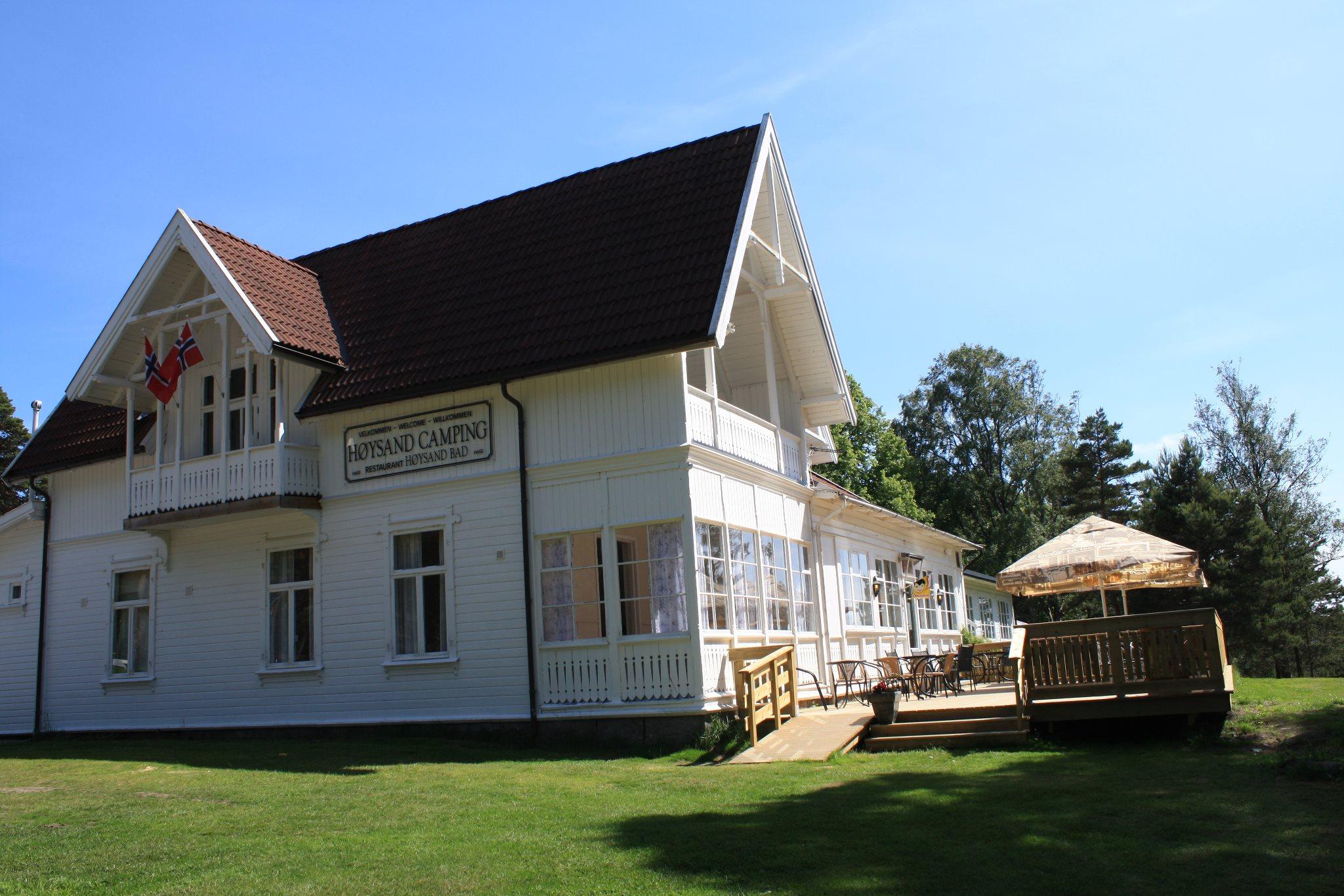 Det hvite hovedhuset på Høysand Camping. Foto.