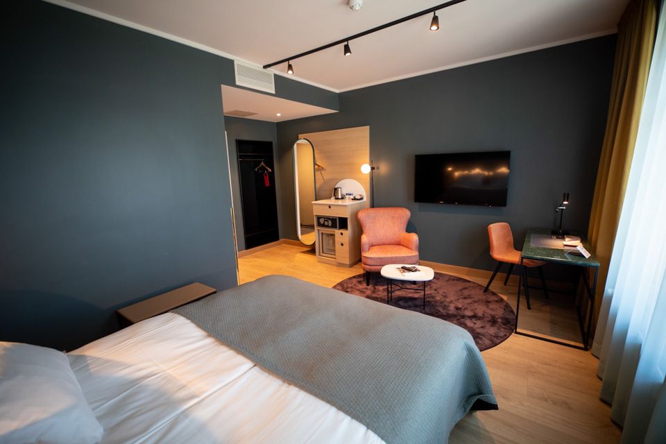 Gjesterom med mørke vegger. Hotell Bondeheimen, Oslo. Foto