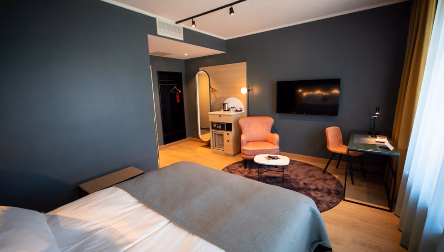 Gjesterom med mørke vegger. Hotell Bondeheimen, Oslo. Foto