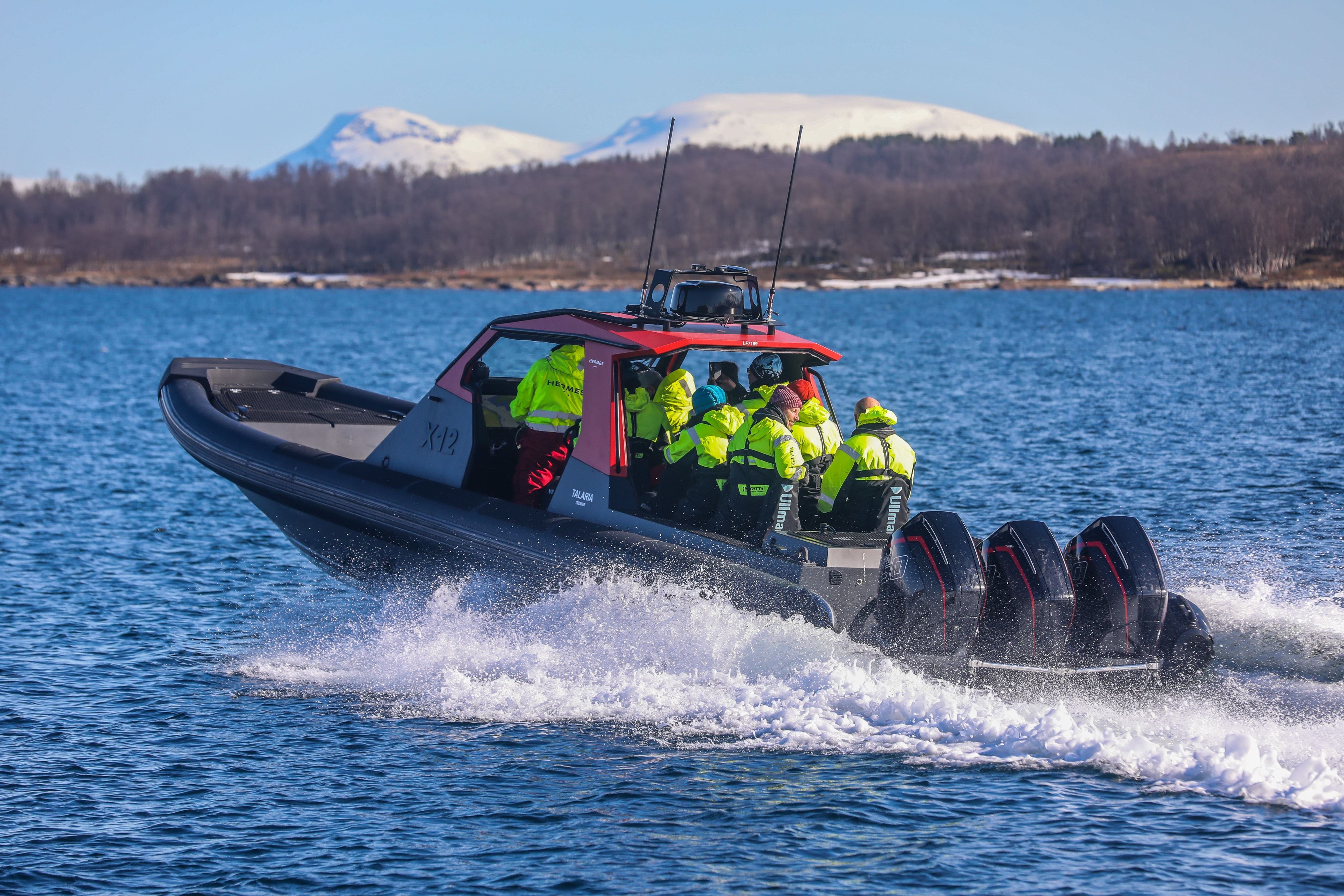 RIB båt kjører fort 