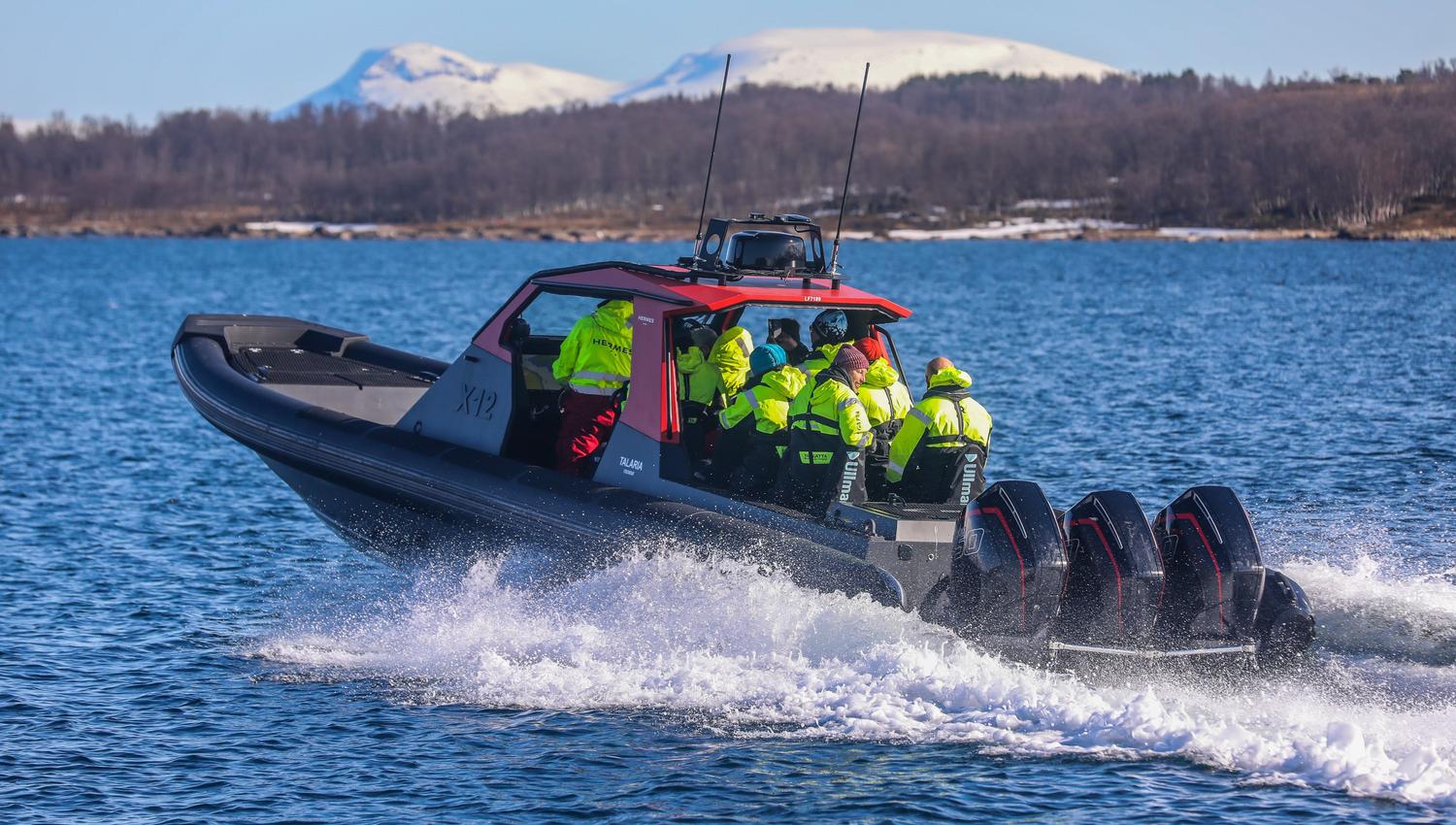 RIB båt kjører fort