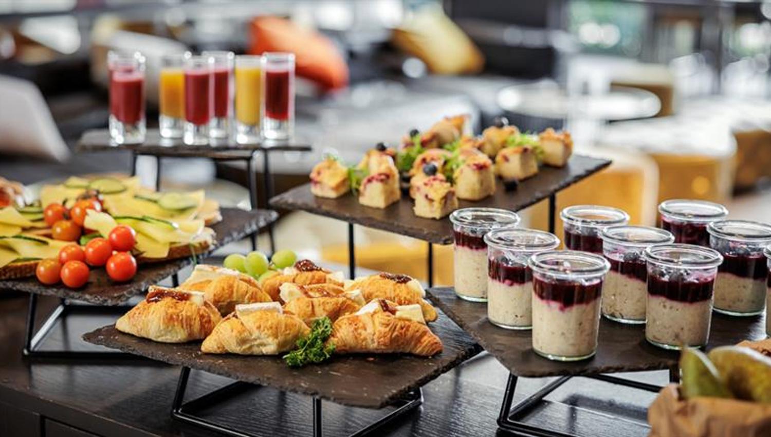 Delikat oppsatt buffet med smÄretter, desserter og servering til mÞte eller arrangement.