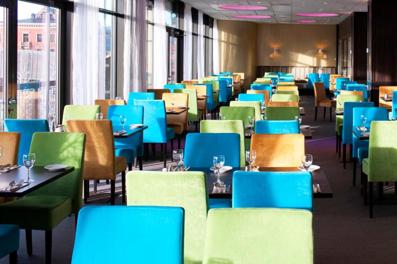 fargerikt inne på restauranten