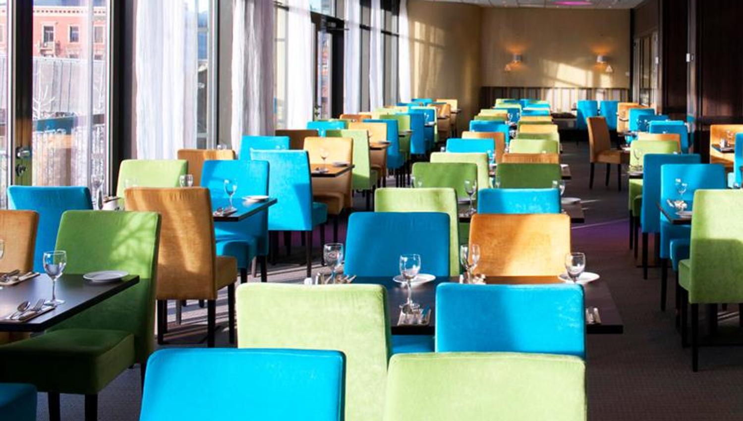 fargerikt inne på restauranten