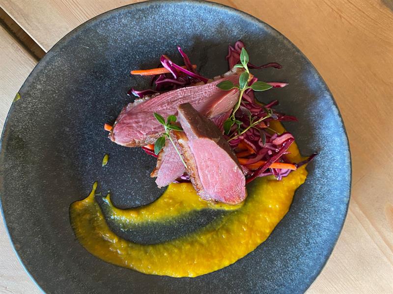 kjøttrett som serveres på Bjaaland Bygderestaurant