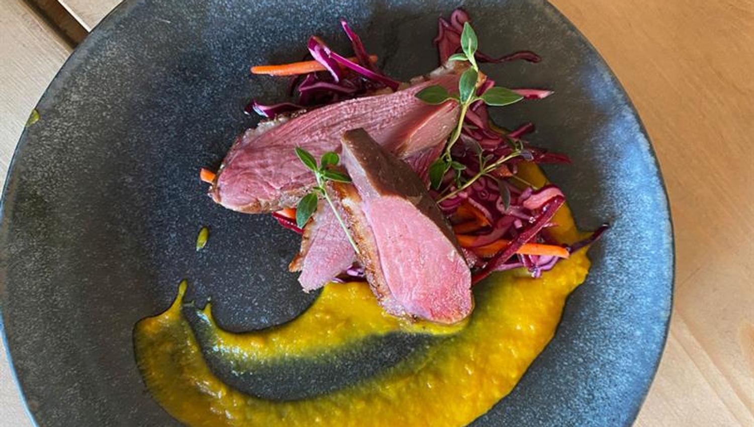 kjøttrett som serveres på Bjaaland Bygderestaurant