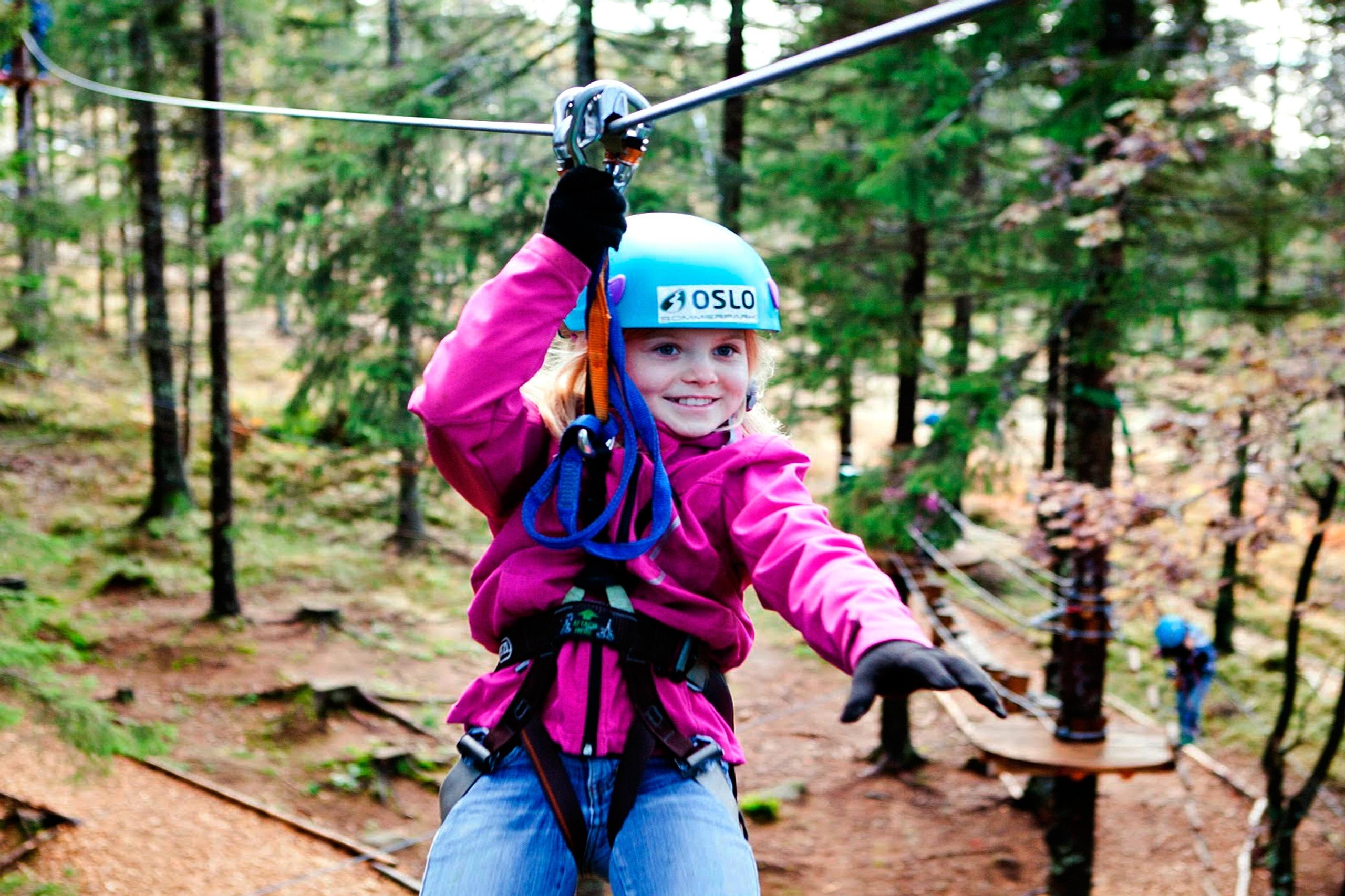 Ziplines- en populær aktivitet i klatreparken. Skimore Oslo - sommerpark