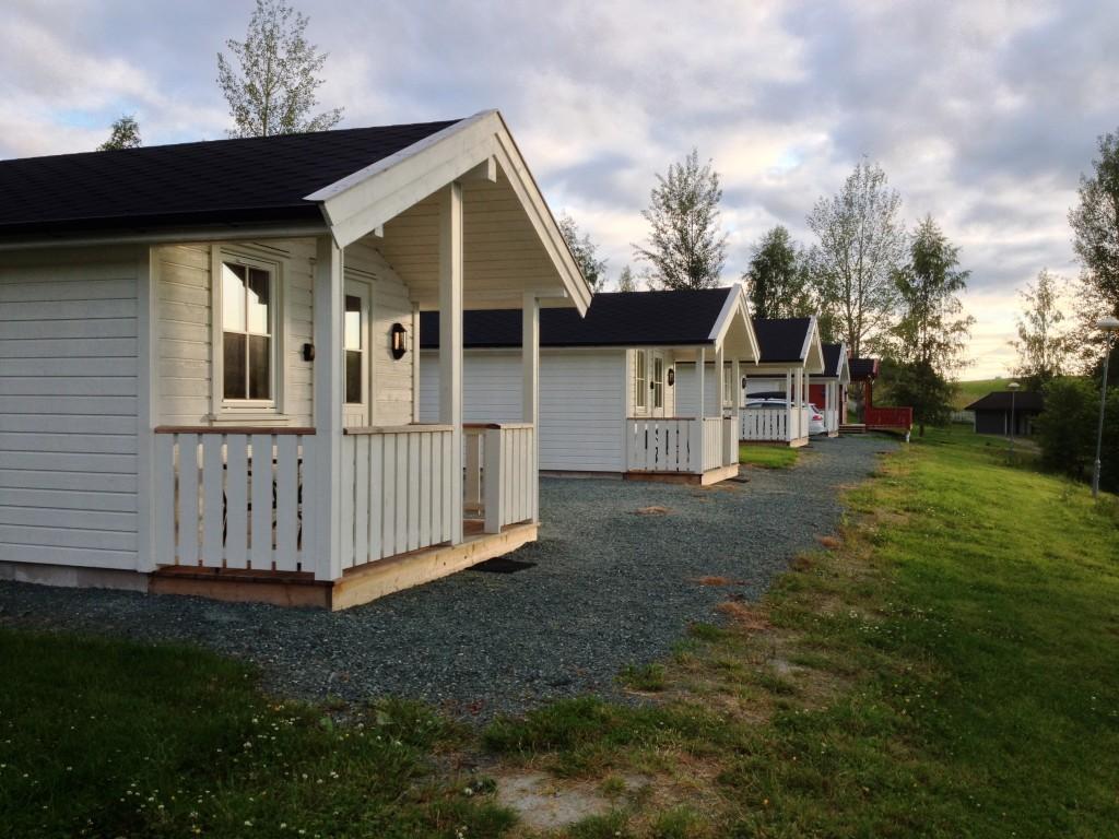 Fire hvite hytter ved Langnes camping.