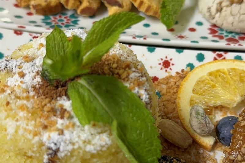 Marokkanske desserter serveres med nøtter, bær og frisk mynte.