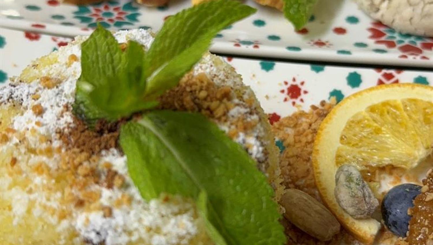 Marokkanske desserter serveres med nøtter, bær og frisk mynte.