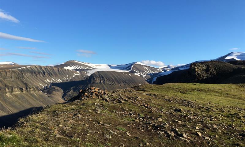 utsikt fra toppen av fjellet mot breene i bakgrunnen