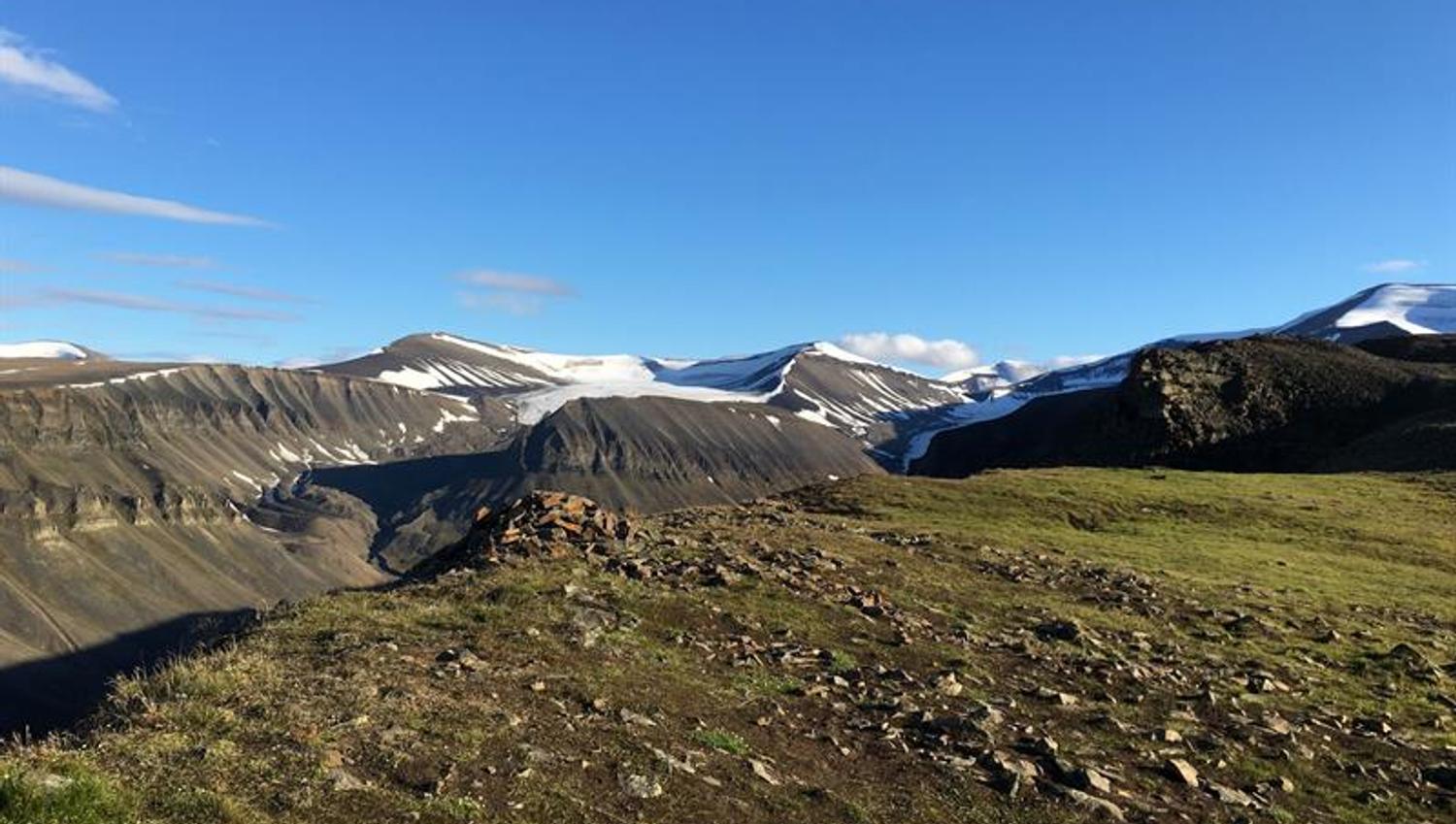 utsikt fra toppen av fjellet mot breene i bakgrunnen