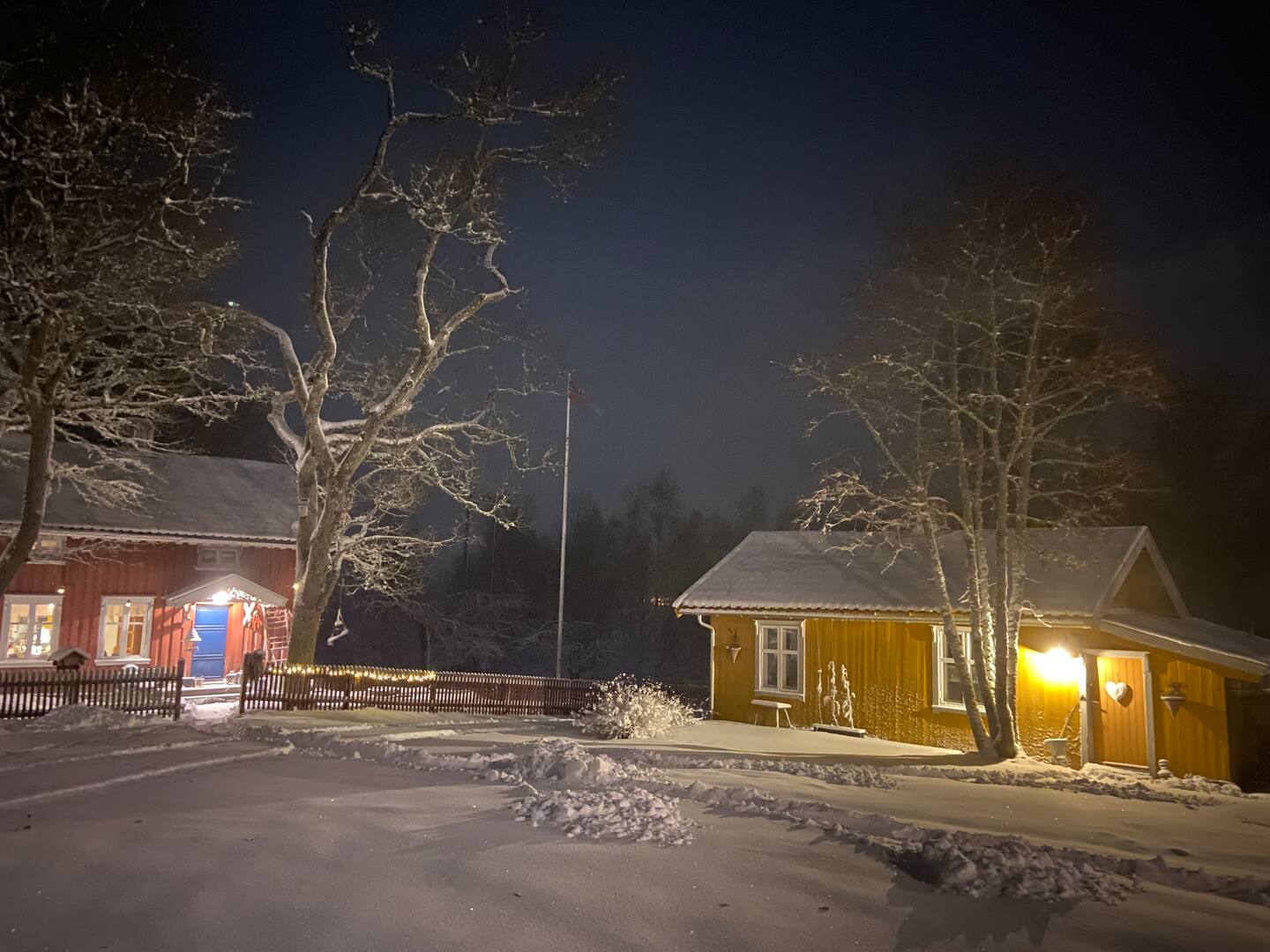 Tunet og den gule Veslestua vintertid