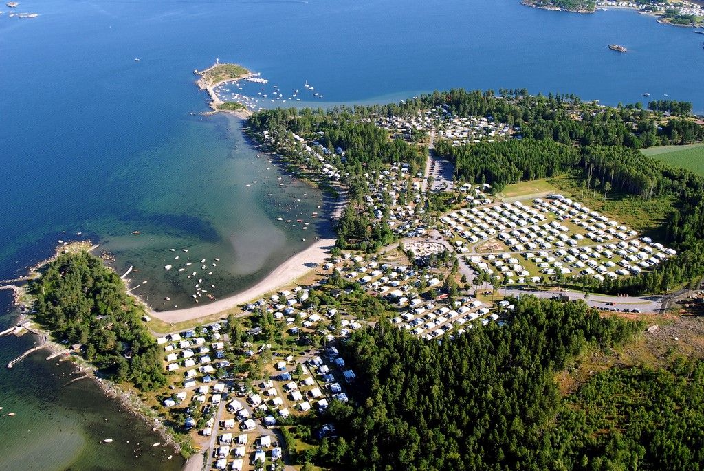 Strand og camping sett ovenfra