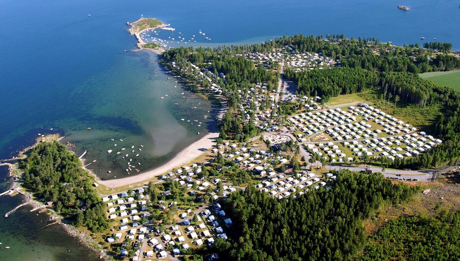 Strand og camping sett ovenfra