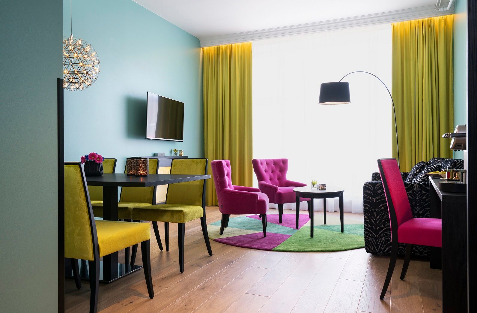 Hotellrom med interiør i pink og gult på Thon Hotell Terminus i Oslo. Foto.