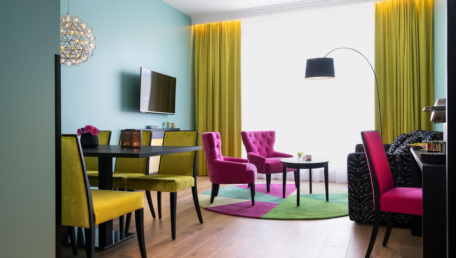 Hotellrom med interiør i pink og gult på Thon Hotell Terminus i Oslo. Foto.