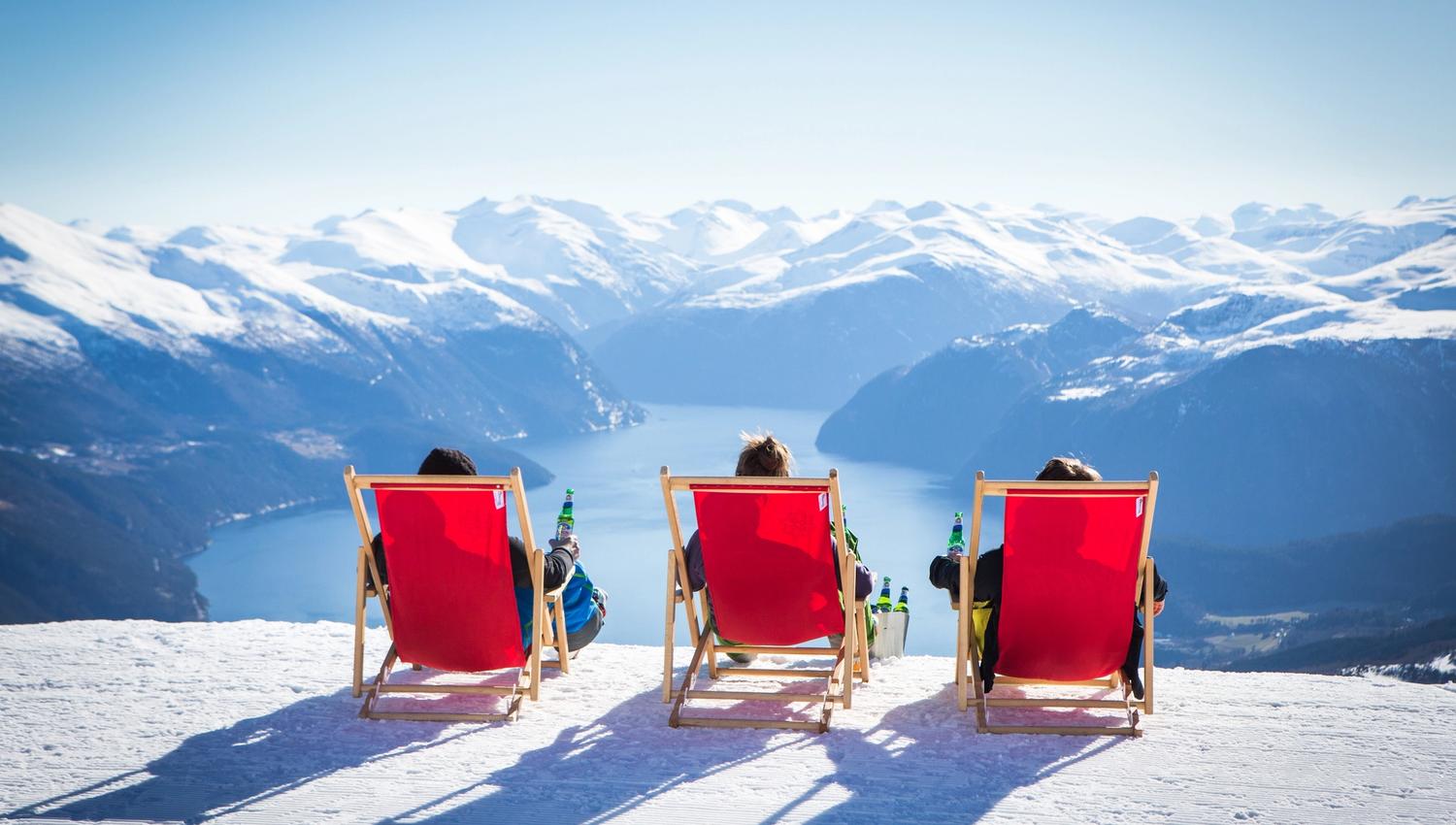 Tre personar nyter utsikten på Strandafjellet skisenter