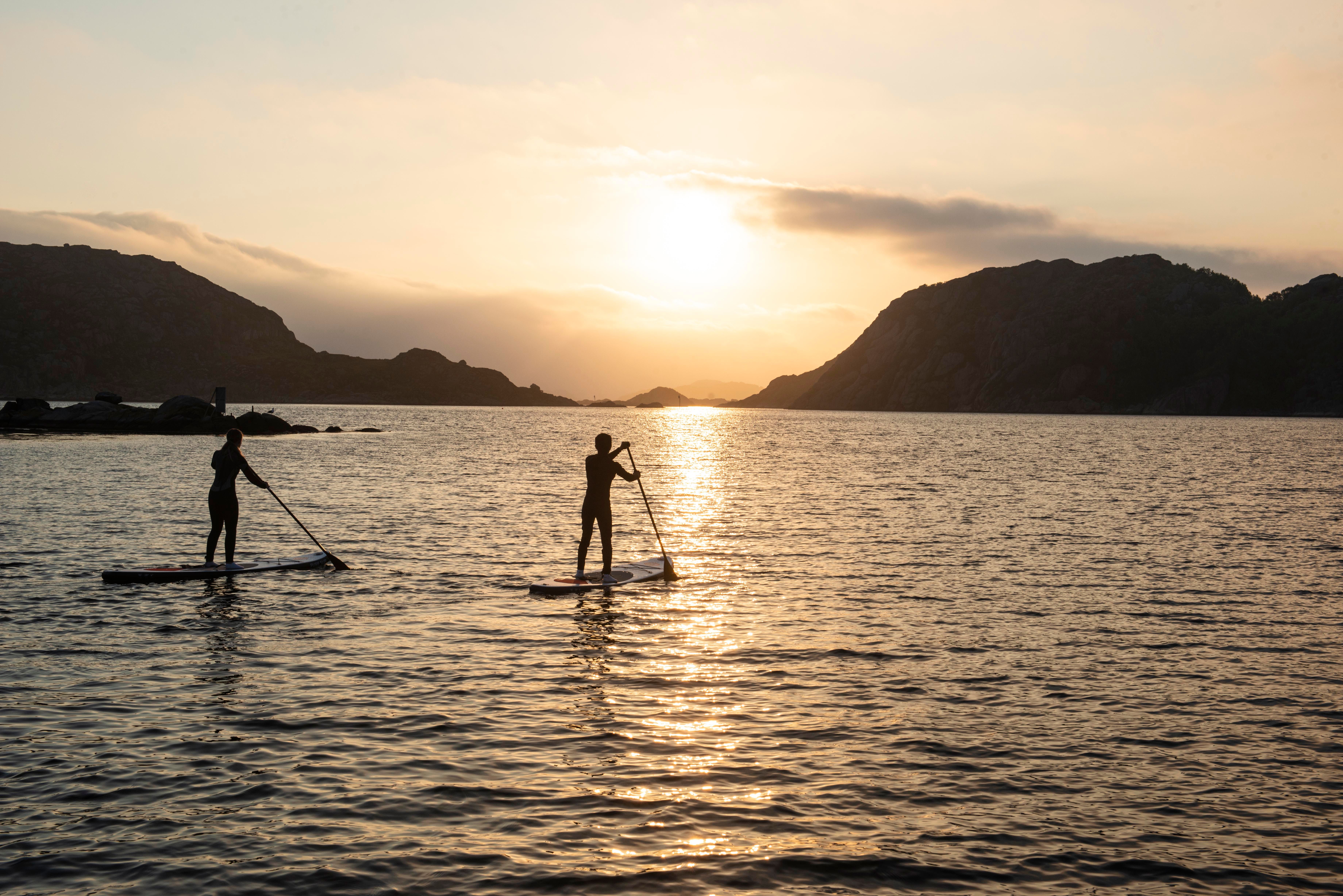 SUP-padlere i solnedgang - Korshamn Rorbuer
