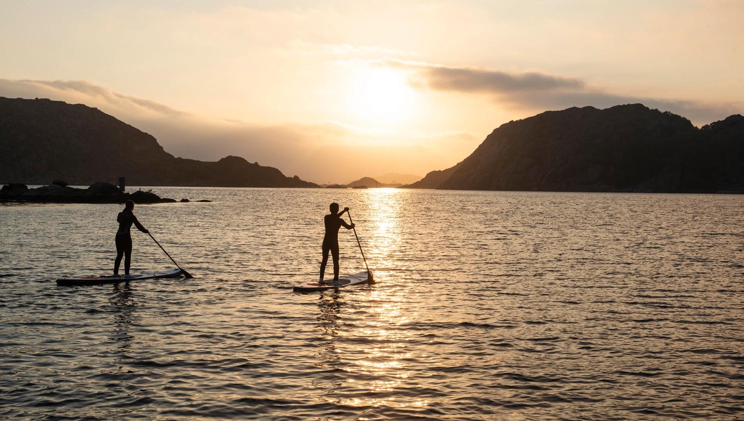 SUP-padlere i solnedgang - Korshamn Rorbuer