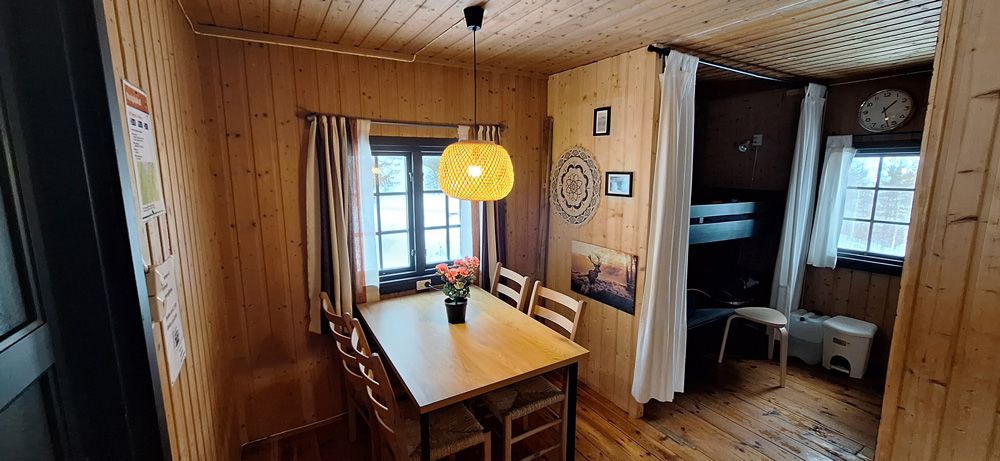 stue og soverom på hytta til Telemark Camping og Motell