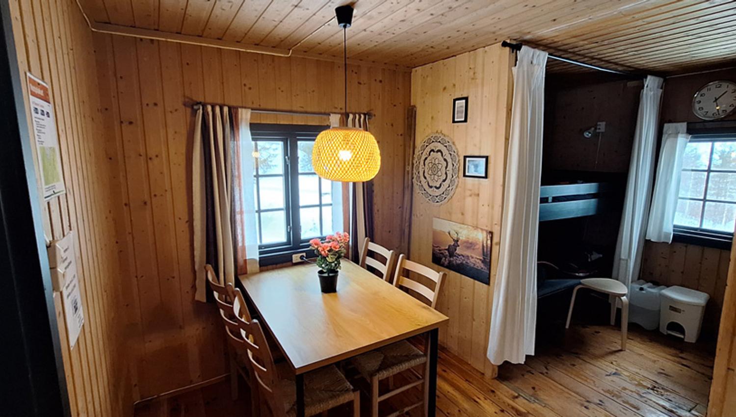 stue og soverom på hytta til Telemark Camping og Motell