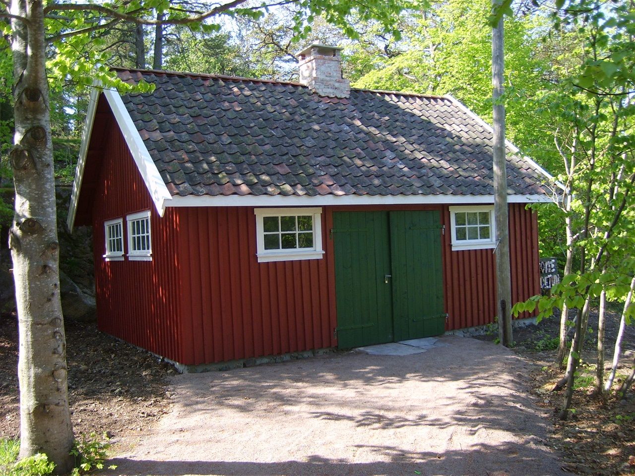 Rød smie med grønn dør