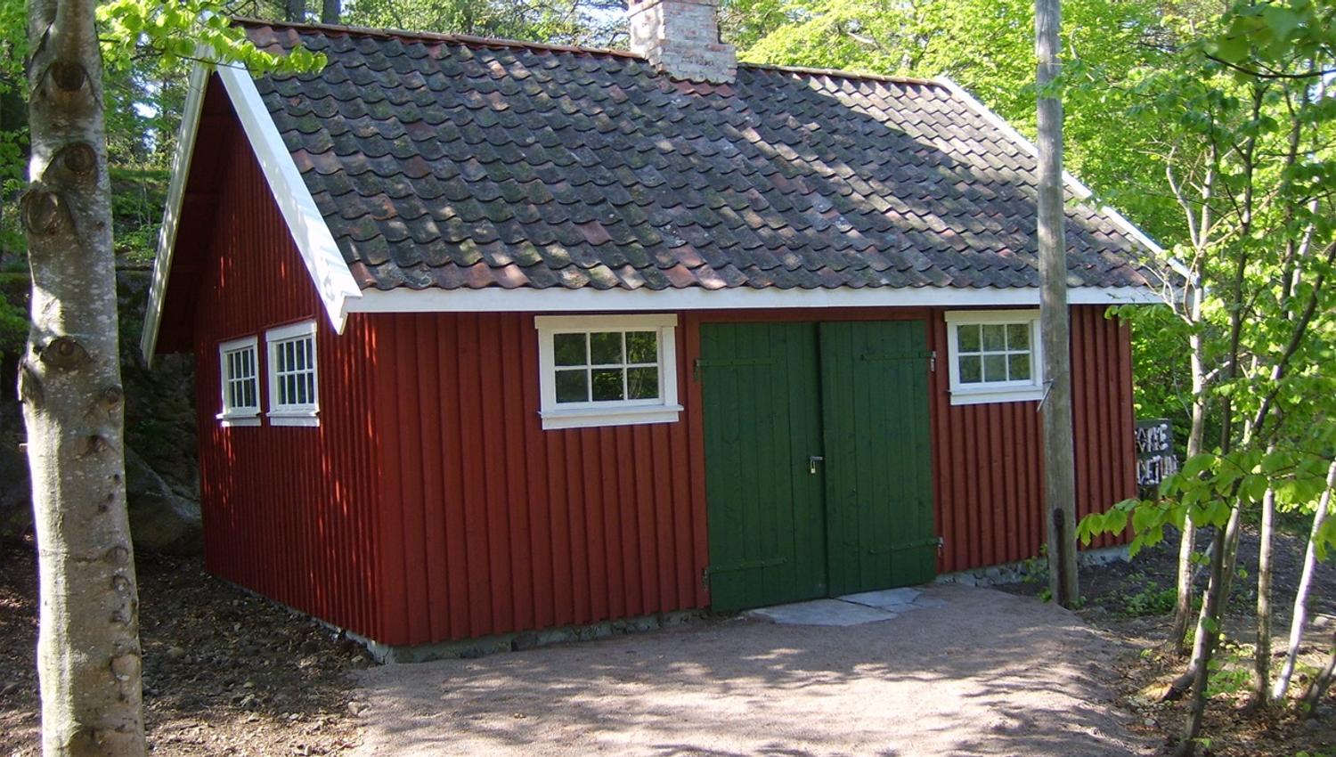 Rød smie med grønn dør