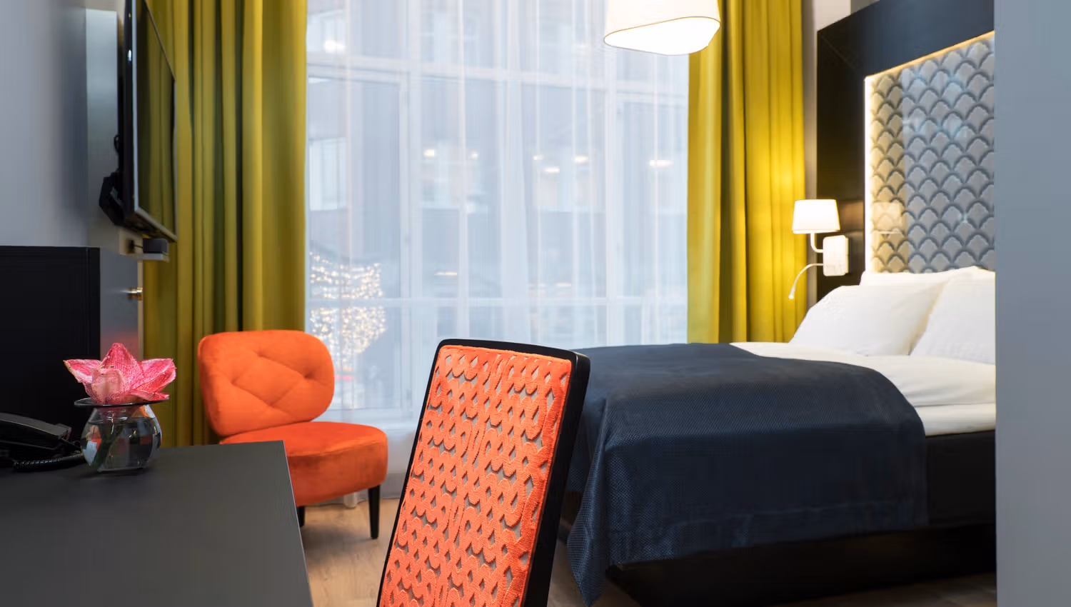 Queen room