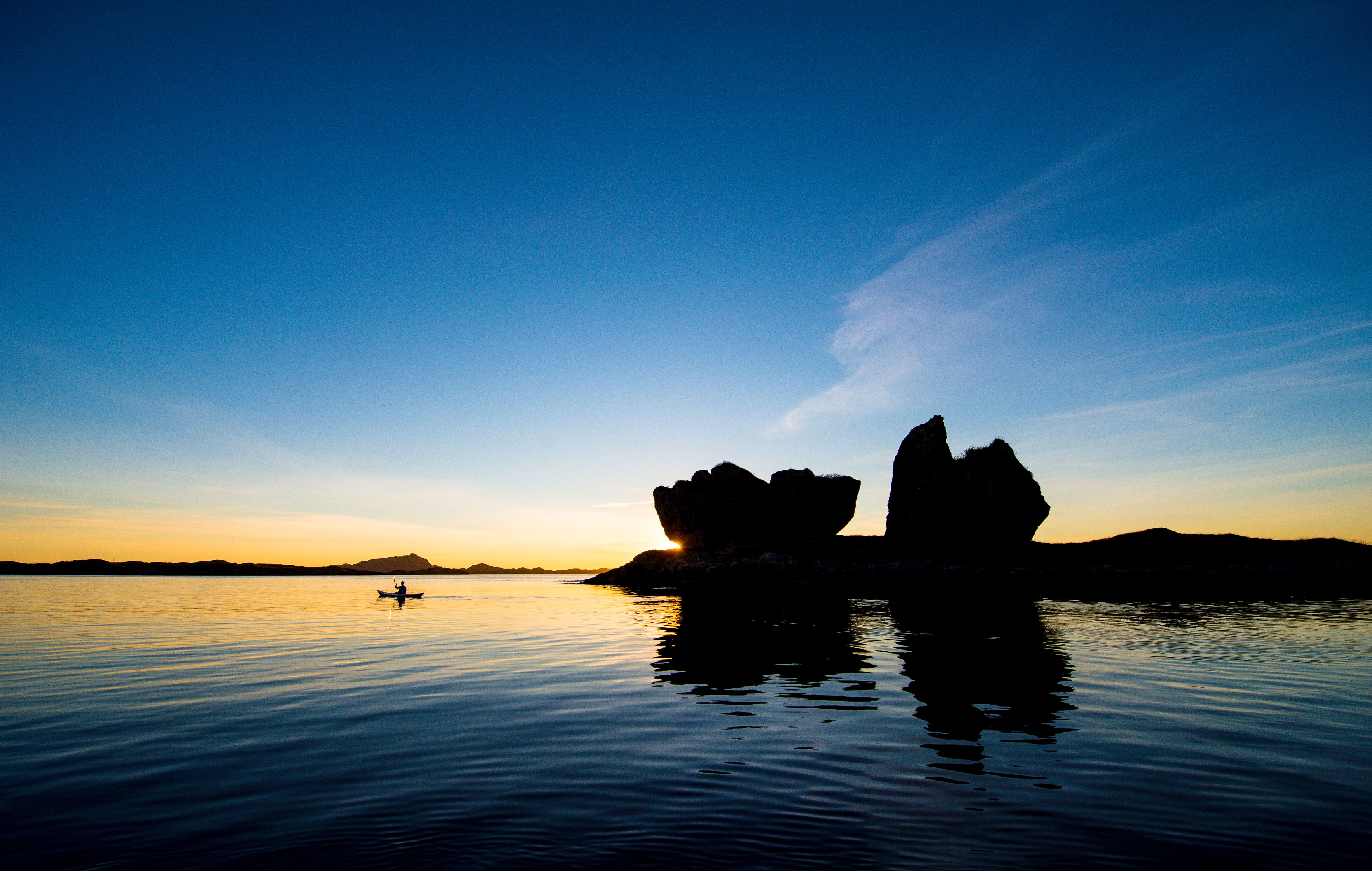 Kajakktur i solnedgang