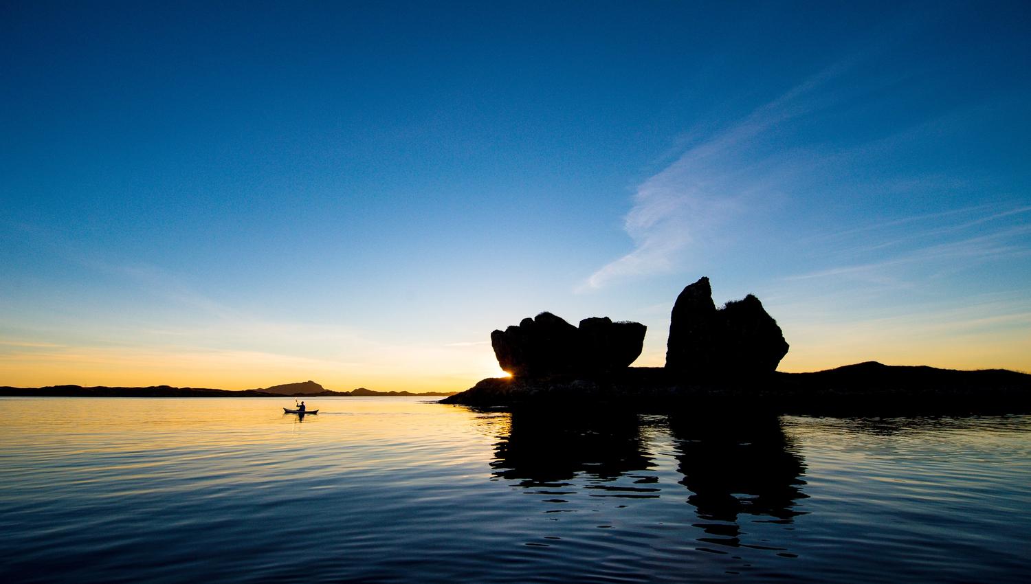 Kajakktur i solnedgang